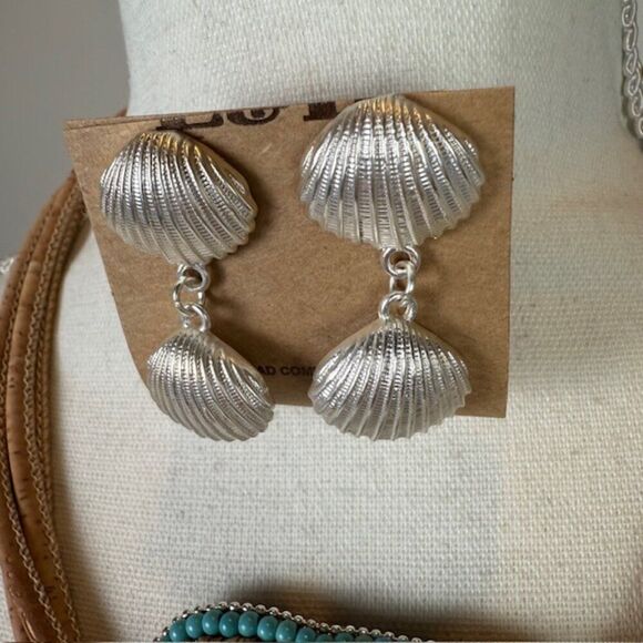 NWT Shell Drop Statement Necklace and Earrings Set Cork Beads and Silver Tone - Picture 3 of 9